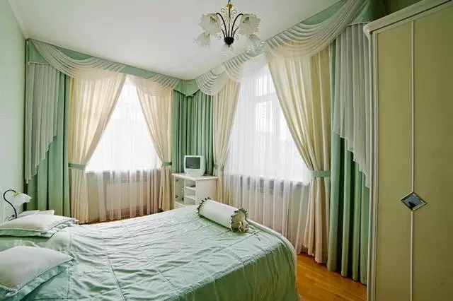 Les cortines verdes al dormitori (58 fotos): interiors amb la menta i pàl·lides cortines verds, disseny amb cortines de color maragda i cortines de color de verd fosc, altres opcions 21286_26