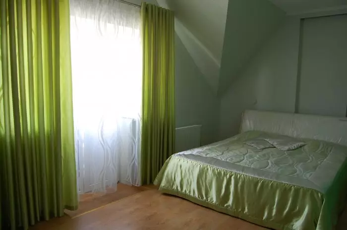 پرده های سبز در اتاق خواب (58 عکس): فضای داخلی با پرده های نعناع و سبز نور، طراحی با پرده های زمرد و پرده های سبز تیره، گزینه های دیگر 21286_30