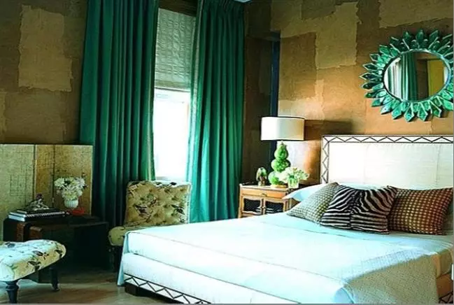 მწვანე ფარდები საძინებელში (58 ფოტო): ინტერიერი ზარაფხანა და ღია მწვანე ფარდები, დიზაინი Emerald ფარდები და მუქი მწვანე ფარდები, სხვა ვარიანტი 21286_37