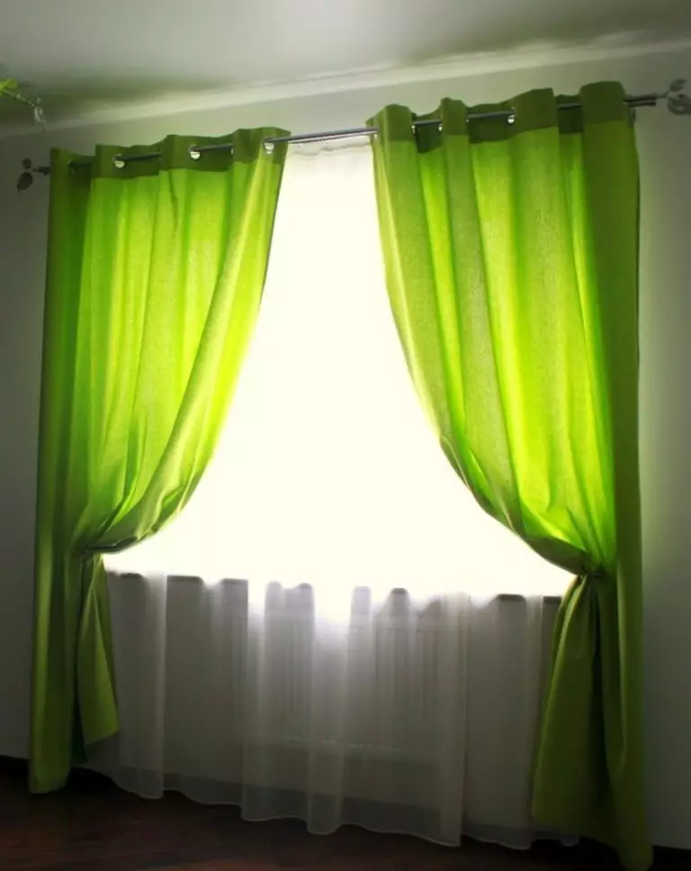 Zelené závěsy v ložnici (58 fotek): Interiéry s mátou a světle zelené záclony, design s smaragdovými záclony a tmavě zelené záclony, další možnosti 21286_38