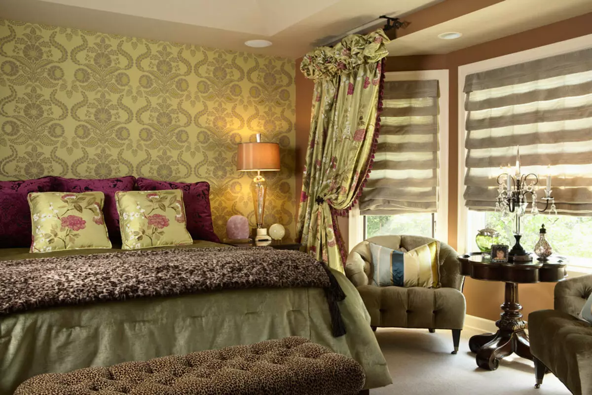 Zelene zavese v spalnici (58 fotografij): Notranjost s kovnico in svetlo zelenimi zavesami, oblikovanje s smaragdnimi zavesami in temnimi zelenimi zavesami, druge možnosti 21286_39