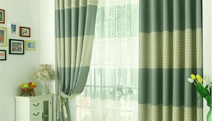 Cortinas verdes no cuarto (58 fotos): Interiores con menta e cortinas verdes claras, deseño con cortinas esmeraldas e cortinas verdes escuras, outras opcións 21286_46