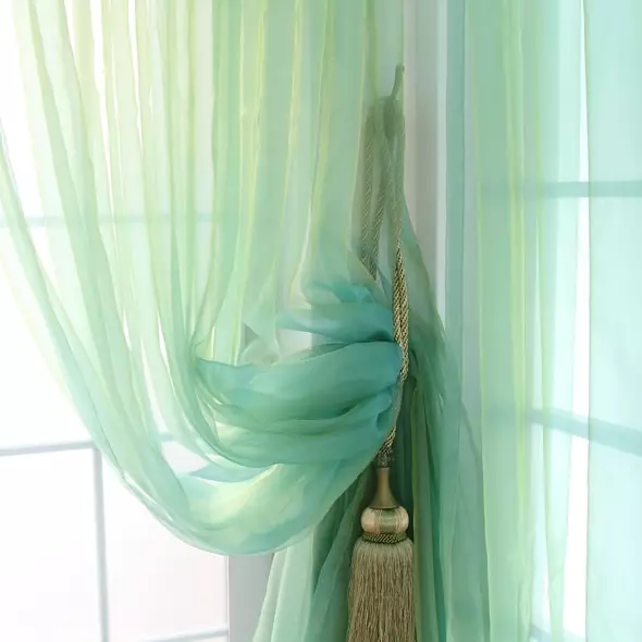 მწვანე ფარდები საძინებელში (58 ფოტო): ინტერიერი ზარაფხანა და ღია მწვანე ფარდები, დიზაინი Emerald ფარდები და მუქი მწვანე ფარდები, სხვა ვარიანტი 21286_49