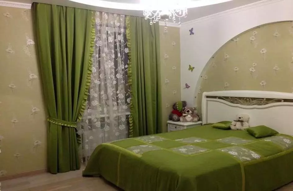 Zelene zavjese u spavaćoj sobi (58 fotografija): Interijeri s mint i svijetle zelene zavjese, dizajn sa smaragdnim zavjesama i tamno zelenim zavjesama, druge opcije 21286_5