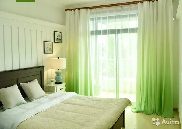 Les cortines verdes al dormitori (58 fotos): interiors amb la menta i pàl·lides cortines verds, disseny amb cortines de color maragda i cortines de color de verd fosc, altres opcions 21286_50