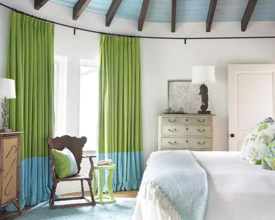 Зелене завесе у спаваћој соби (58 фотографија): Интеријери са ментом и светло зеленим завесама, дизајн са смарагдним завесама и тамнозеленим завесама, другим опцијама 21286_6