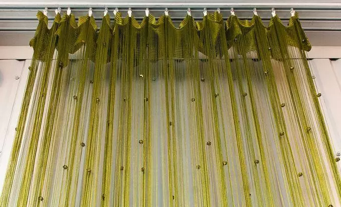 Зелени завеси в спалнята (58 снимки): интериор с мента и леки зелени завеси, дизайн с изумрудени завеси и тъмно зелени завеси, и други опции 21286_9