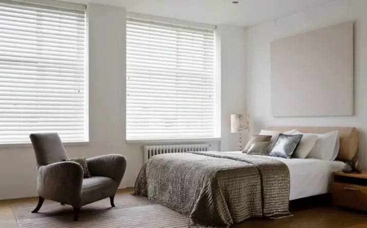 Gardiner i et lett soverom (45 bilder): Hvilke gardiner passer inn i soverommet med hvite møbler? Design og farge på gardinen 21292_11