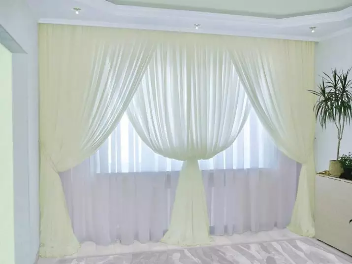 Langsir dalam bilik tidur ringan (45 foto): Tirai apa yang sesuai dengan bilik tidur dengan perabot putih? Reka bentuk dan warna tirai 21292_14