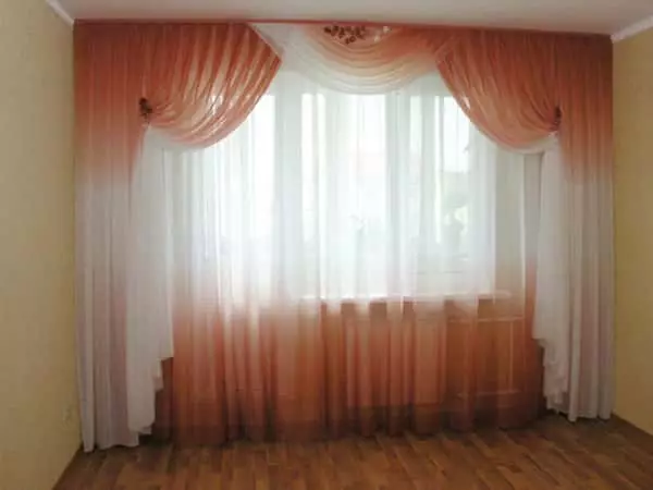 Cortinas en un dormitorio ligero (45 fotos): ¿Qué cortinas encajan en el dormitorio con muebles blancos? Diseño y color de la cortina. 21292_19