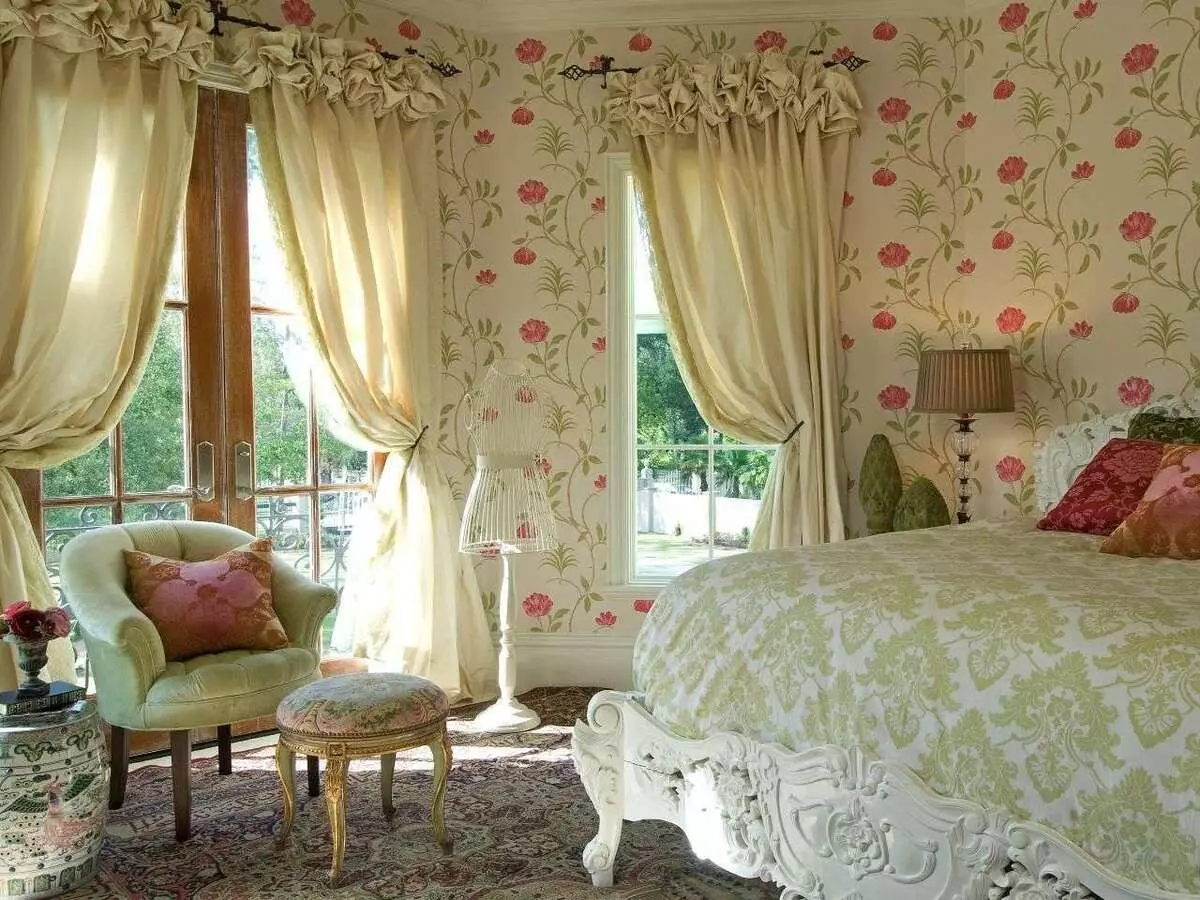 एक प्रकाश बेडरूम (45 फोटो) में पर्दे: क्या पर्दे सफेद फर्नीचर के साथ बेडरूम में फिट? डिजाइन और पर्दा का रंग 21292_25