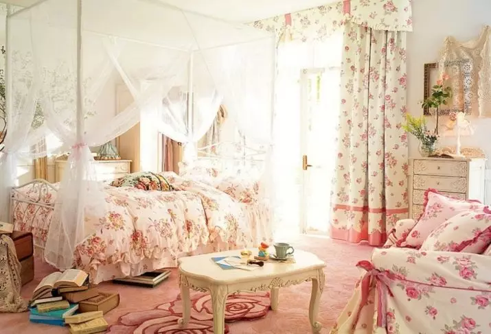 Cortines en un dormitori de la llum (45 fotos): Què cortines encaixen en el dormitori amb mobles de color blanc? Disseny i el color de la cortina 21292_28