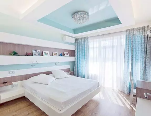 एक प्रकाश बेडरूम (45 फोटो) में पर्दे: क्या पर्दे सफेद फर्नीचर के साथ बेडरूम में फिट? डिजाइन और पर्दा का रंग 21292_38