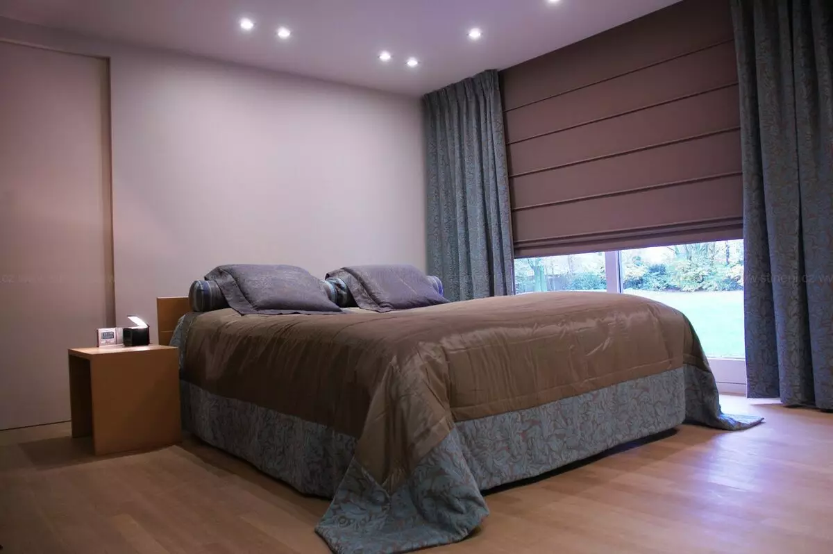 एक प्रकाश बेडरूम (45 फोटो) में पर्दे: क्या पर्दे सफेद फर्नीचर के साथ बेडरूम में फिट? डिजाइन और पर्दा का रंग 21292_39