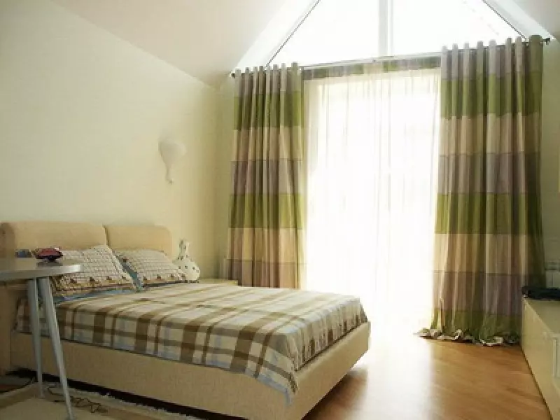 Gardiner i et lett soverom (45 bilder): Hvilke gardiner passer inn i soverommet med hvite møbler? Design og farge på gardinen 21292_6