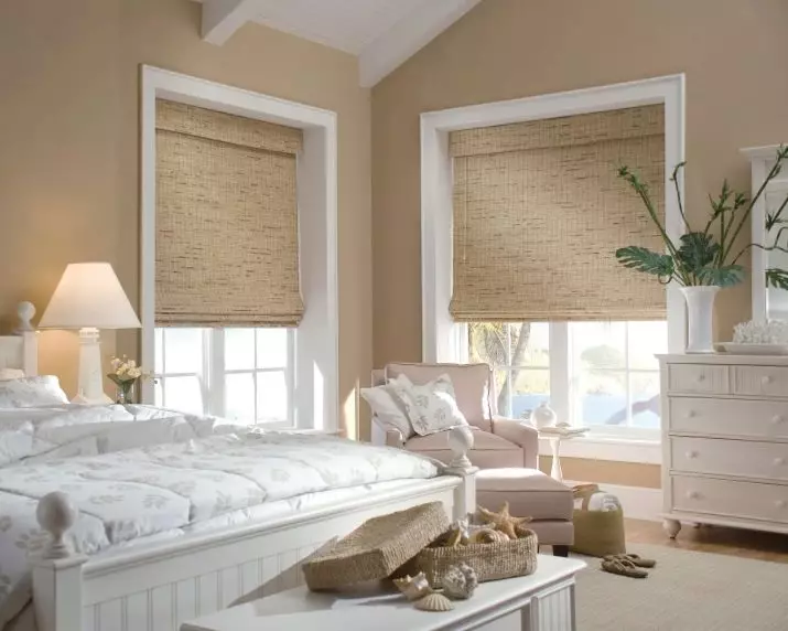 एक प्रकाश बेडरूम (45 फोटो) में पर्दे: क्या पर्दे सफेद फर्नीचर के साथ बेडरूम में फिट? डिजाइन और पर्दा का रंग 21292_9