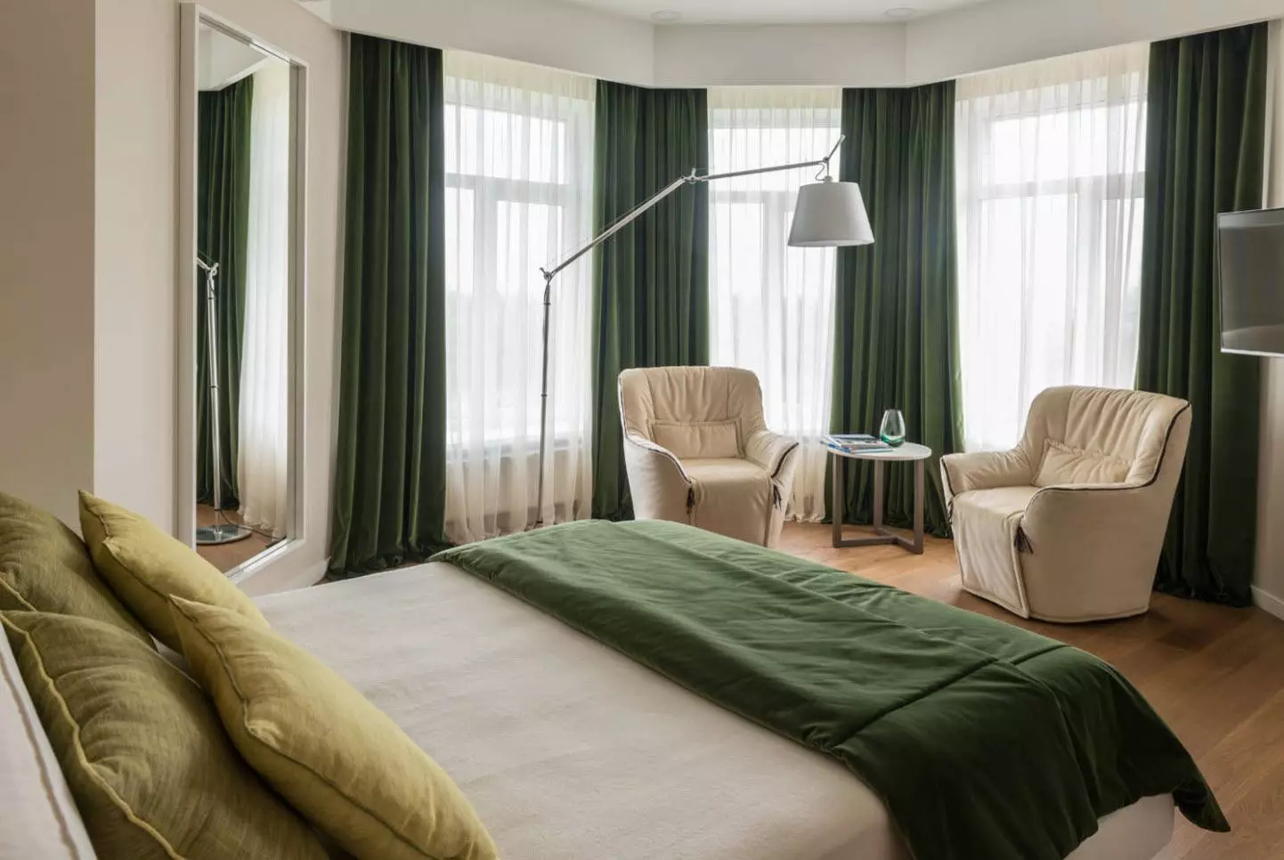 Färggardiner i sovrummet (61 bilder): Hur man väljer en lämplig nyans? Hur man väljer en solig gardiner? De mest lämpliga kombinationerna av toner av gardiner, tapeter och möbler 21293_11