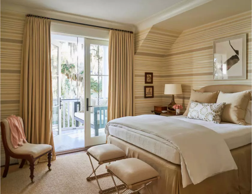 Färggardiner i sovrummet (61 bilder): Hur man väljer en lämplig nyans? Hur man väljer en solig gardiner? De mest lämpliga kombinationerna av toner av gardiner, tapeter och möbler 21293_13