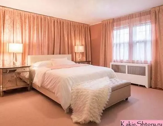 Färggardiner i sovrummet (61 bilder): Hur man väljer en lämplig nyans? Hur man väljer en solig gardiner? De mest lämpliga kombinationerna av toner av gardiner, tapeter och möbler 21293_17