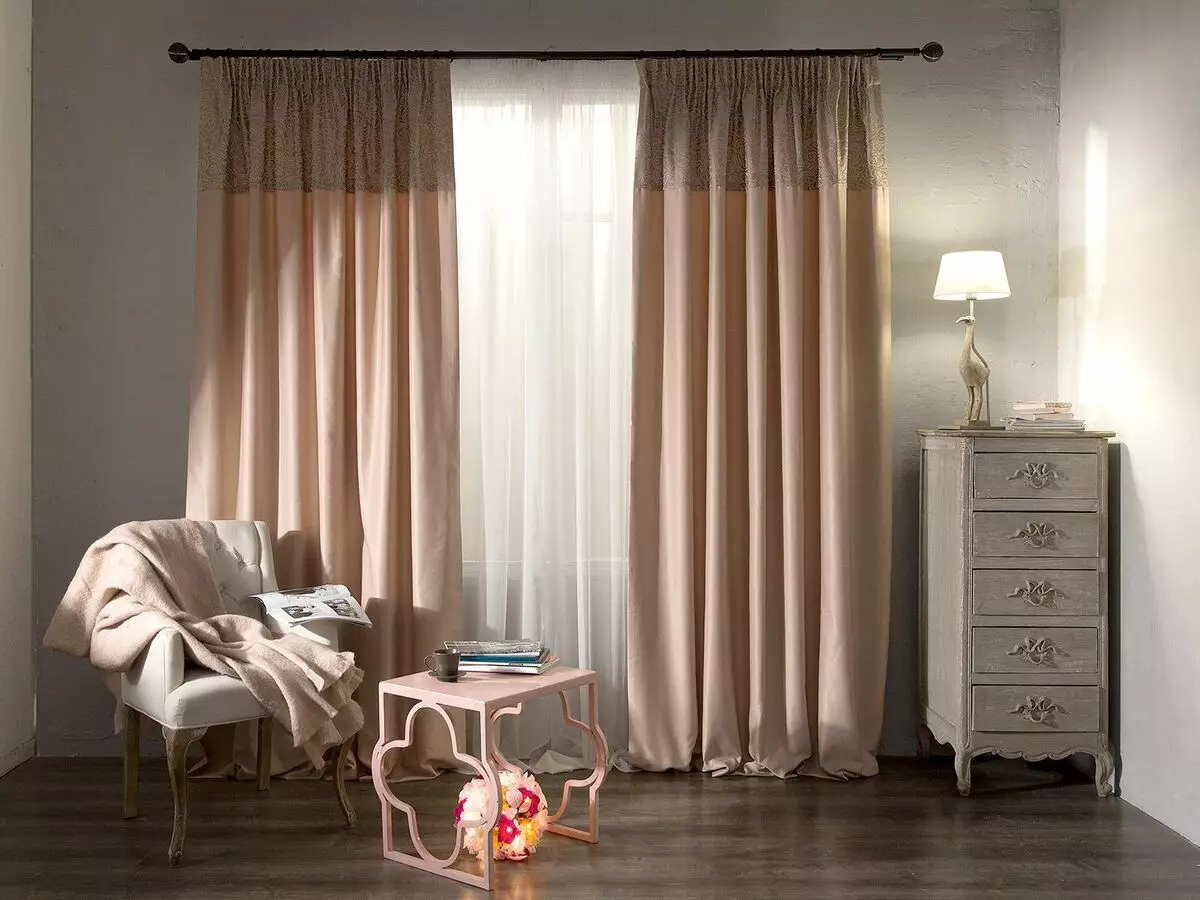 Färggardiner i sovrummet (61 bilder): Hur man väljer en lämplig nyans? Hur man väljer en solig gardiner? De mest lämpliga kombinationerna av toner av gardiner, tapeter och möbler 21293_18