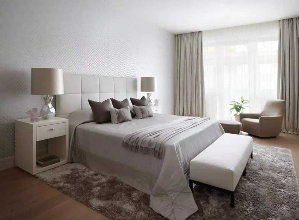 Färggardiner i sovrummet (61 bilder): Hur man väljer en lämplig nyans? Hur man väljer en solig gardiner? De mest lämpliga kombinationerna av toner av gardiner, tapeter och möbler 21293_20