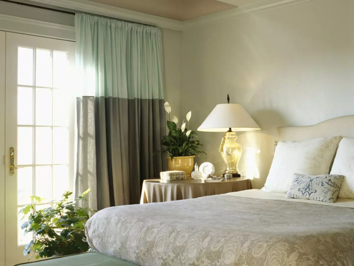 Färggardiner i sovrummet (61 bilder): Hur man väljer en lämplig nyans? Hur man väljer en solig gardiner? De mest lämpliga kombinationerna av toner av gardiner, tapeter och möbler 21293_23