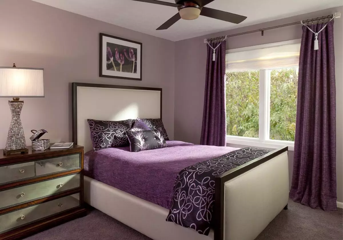 Färggardiner i sovrummet (61 bilder): Hur man väljer en lämplig nyans? Hur man väljer en solig gardiner? De mest lämpliga kombinationerna av toner av gardiner, tapeter och möbler 21293_26