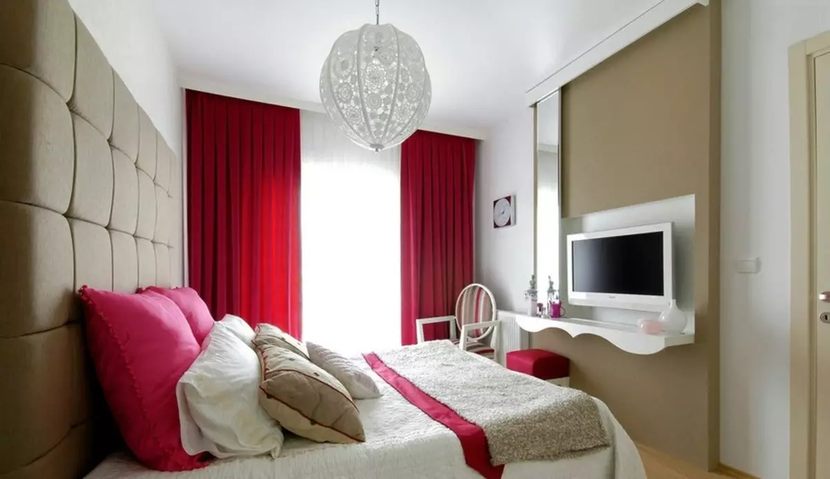 Färggardiner i sovrummet (61 bilder): Hur man väljer en lämplig nyans? Hur man väljer en solig gardiner? De mest lämpliga kombinationerna av toner av gardiner, tapeter och möbler 21293_27
