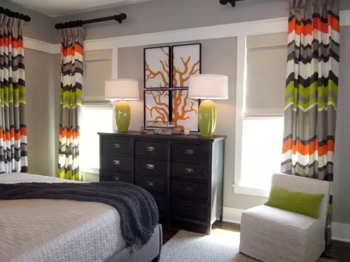 Färggardiner i sovrummet (61 bilder): Hur man väljer en lämplig nyans? Hur man väljer en solig gardiner? De mest lämpliga kombinationerna av toner av gardiner, tapeter och möbler 21293_31