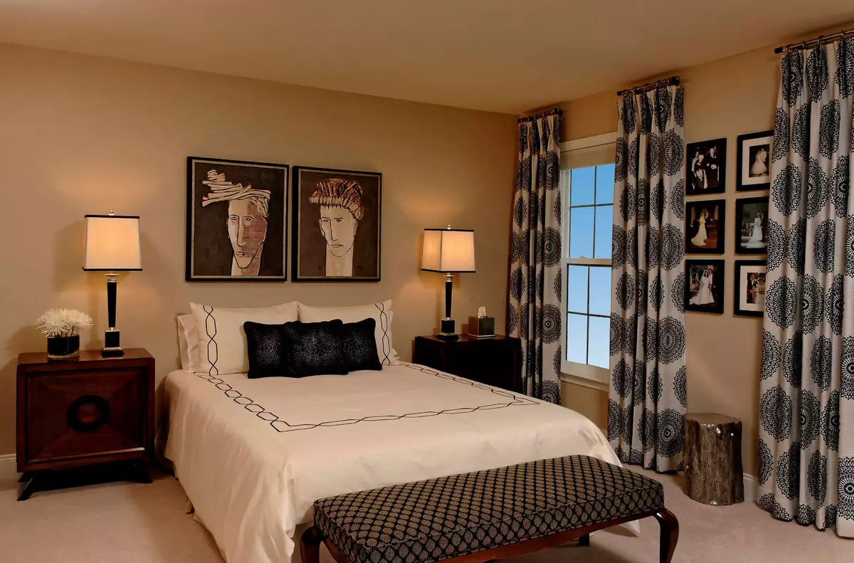 Färggardiner i sovrummet (61 bilder): Hur man väljer en lämplig nyans? Hur man väljer en solig gardiner? De mest lämpliga kombinationerna av toner av gardiner, tapeter och möbler 21293_33
