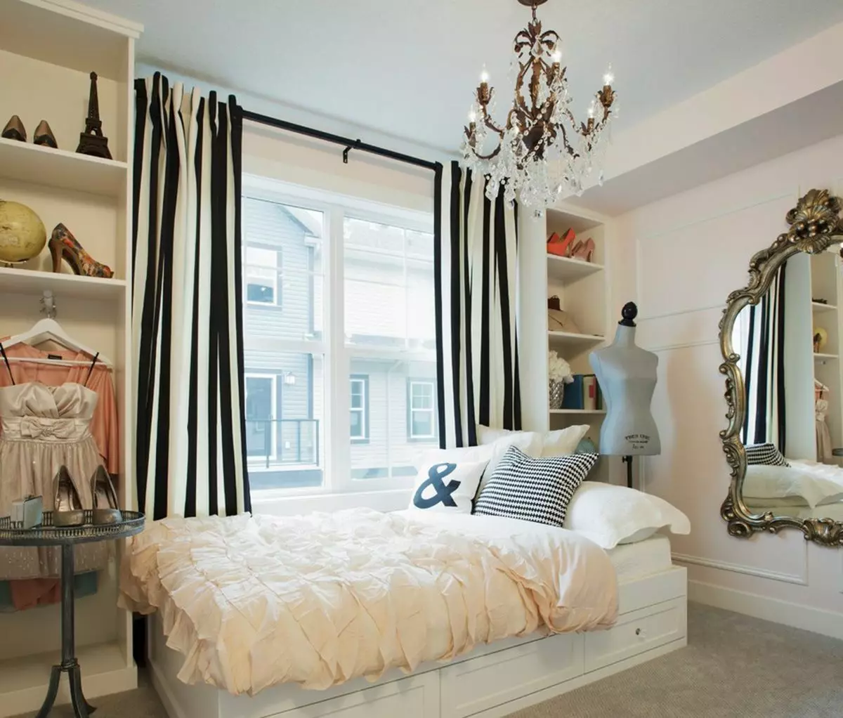 Färggardiner i sovrummet (61 bilder): Hur man väljer en lämplig nyans? Hur man väljer en solig gardiner? De mest lämpliga kombinationerna av toner av gardiner, tapeter och möbler 21293_34