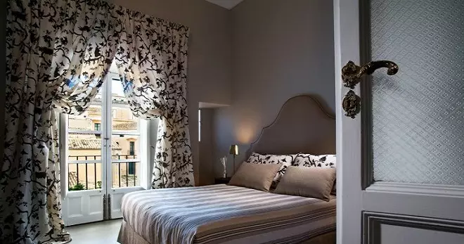 Färggardiner i sovrummet (61 bilder): Hur man väljer en lämplig nyans? Hur man väljer en solig gardiner? De mest lämpliga kombinationerna av toner av gardiner, tapeter och möbler 21293_35
