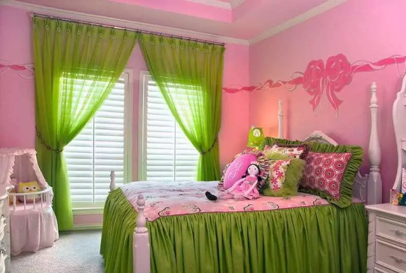 Färggardiner i sovrummet (61 bilder): Hur man väljer en lämplig nyans? Hur man väljer en solig gardiner? De mest lämpliga kombinationerna av toner av gardiner, tapeter och möbler 21293_37