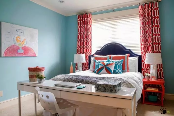 Färggardiner i sovrummet (61 bilder): Hur man väljer en lämplig nyans? Hur man väljer en solig gardiner? De mest lämpliga kombinationerna av toner av gardiner, tapeter och möbler 21293_39