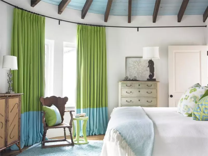 Färggardiner i sovrummet (61 bilder): Hur man väljer en lämplig nyans? Hur man väljer en solig gardiner? De mest lämpliga kombinationerna av toner av gardiner, tapeter och möbler 21293_40
