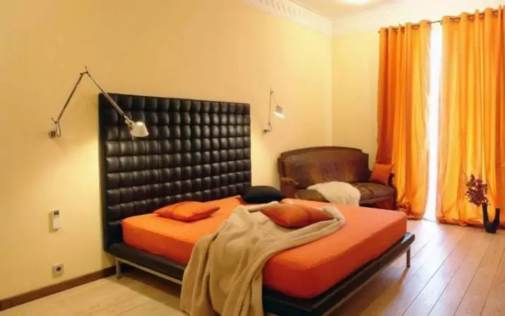 Färggardiner i sovrummet (61 bilder): Hur man väljer en lämplig nyans? Hur man väljer en solig gardiner? De mest lämpliga kombinationerna av toner av gardiner, tapeter och möbler 21293_47