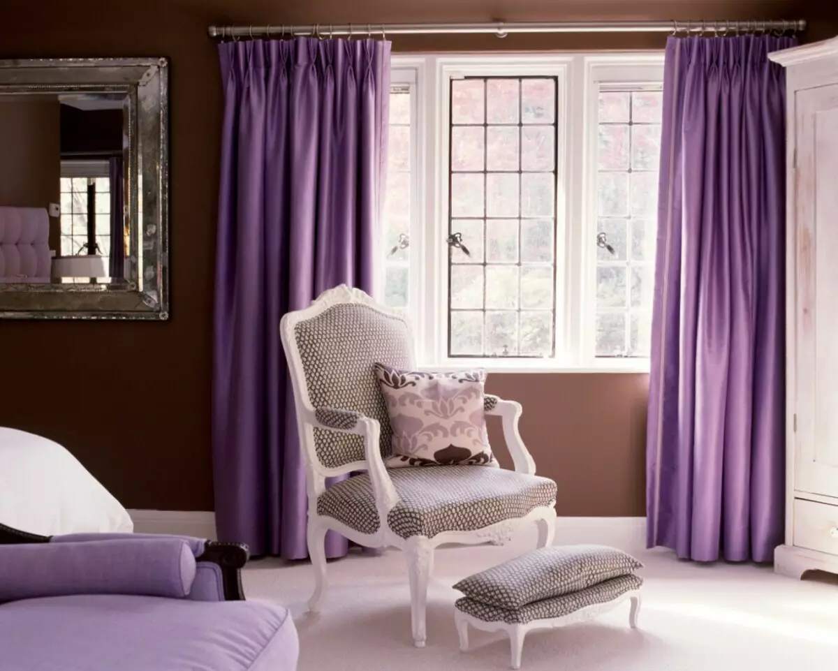 Färggardiner i sovrummet (61 bilder): Hur man väljer en lämplig nyans? Hur man väljer en solig gardiner? De mest lämpliga kombinationerna av toner av gardiner, tapeter och möbler 21293_48