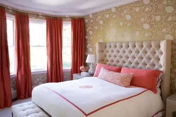Färggardiner i sovrummet (61 bilder): Hur man väljer en lämplig nyans? Hur man väljer en solig gardiner? De mest lämpliga kombinationerna av toner av gardiner, tapeter och möbler 21293_52
