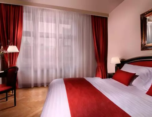 Färggardiner i sovrummet (61 bilder): Hur man väljer en lämplig nyans? Hur man väljer en solig gardiner? De mest lämpliga kombinationerna av toner av gardiner, tapeter och möbler 21293_58