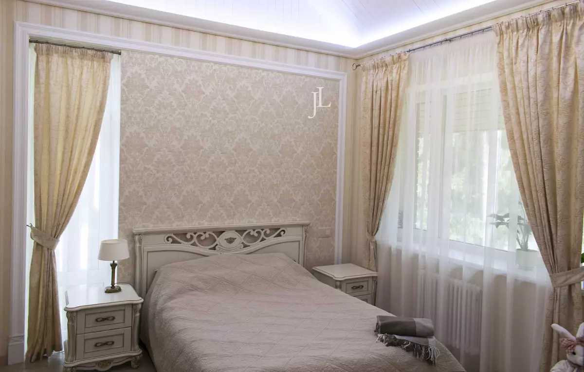Rèm cửa màu trắng trong phòng ngủ (35 ảnh): Ví dụ về nội thất đẹp với rèm cửa màu đen và trắng và trắng, các mặt hàng mới thú vị 21295_10