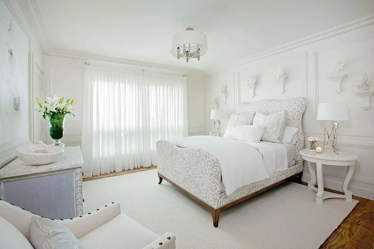 Perde të bardha në dhomën e gjumit (35 foto): Shembuj të një brendshme të bukur me perde të zeza dhe të bardha dhe të bardha, artikuj të rinj interesantë 21295_12