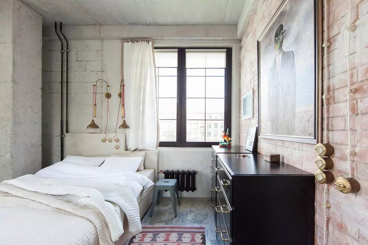 پرده های سفید در اتاق خواب (35 عکس): نمونه هایی از یک داخلی زیبا با پرده های سیاه و سفید و سفید، موارد جالب جدید 21295_18