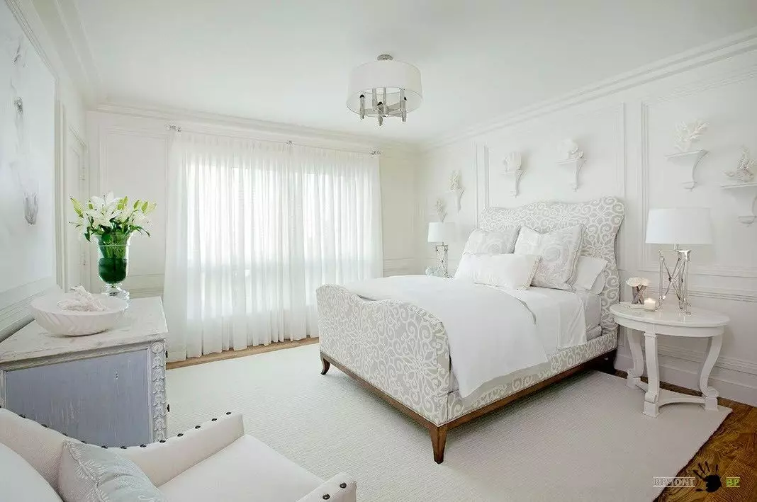 ベッドルーム（35枚の写真）の白いカーテン：黒と白のカーテンの美しいインテリアの例、面白い新しいアイテム 21295_2
