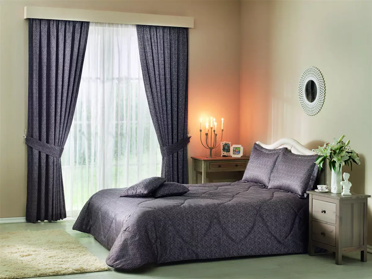 Hvite gardiner i soverommet (35 bilder): Eksempler på et vakkert interiør med svart og hvitt og hvitt gardiner, interessante nye gjenstander 21295_25