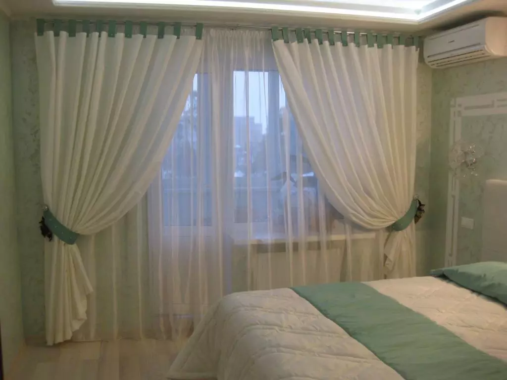 Rèm cửa màu trắng trong phòng ngủ (35 ảnh): Ví dụ về nội thất đẹp với rèm cửa màu đen và trắng và trắng, các mặt hàng mới thú vị 21295_26