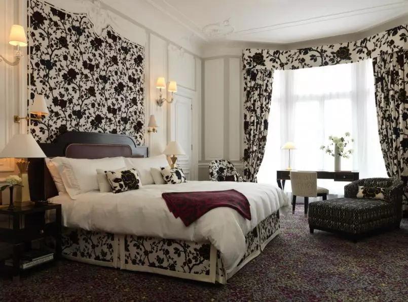 Perde të bardha në dhomën e gjumit (35 foto): Shembuj të një brendshme të bukur me perde të zeza dhe të bardha dhe të bardha, artikuj të rinj interesantë 21295_29