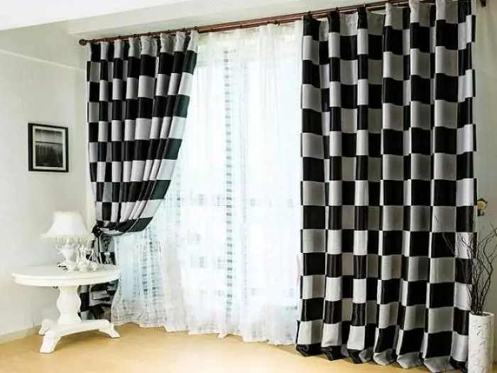 Bijele zavjese u spavaćoj sobi (35 fotografija): Primjeri prekrasne unutrašnjosti s crno-bijelim i bijelim zavjesama, zanimljivim novim predmetima 21295_31