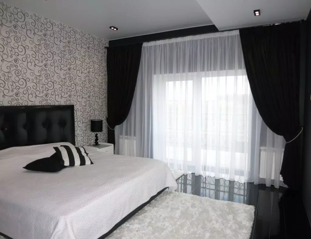 ベッドルーム（35枚の写真）の白いカーテン：黒と白のカーテンの美しいインテリアの例、面白い新しいアイテム 21295_32