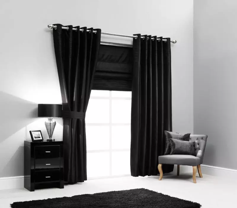 Hvite gardiner i soverommet (35 bilder): Eksempler på et vakkert interiør med svart og hvitt og hvitt gardiner, interessante nye gjenstander 21295_33