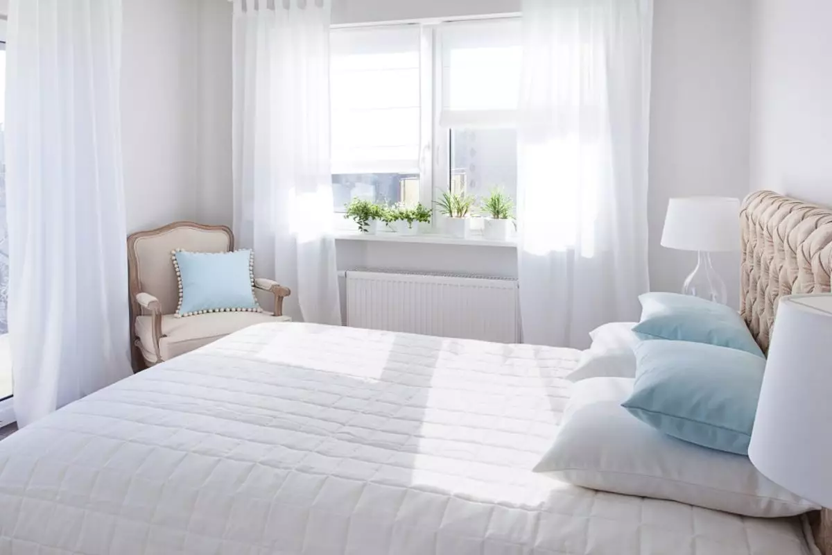 Cortines blanques al dormitori (35 fotos): Exemples d'un bell interior amb cortines en blanc i negre i blanques, articles nous interessants 21295_4